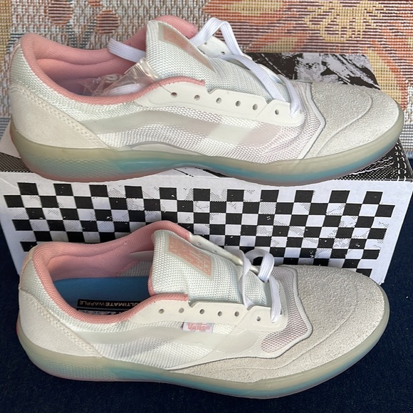 Vans WMNS Ave
White/Powder Pink
VN0A5JIB890
Sneakers - Picture 2 of 16